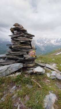  Svaneti Georgia 'da bir dağın tepesindeki taşlar.