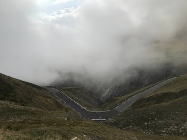 Pireneler doğa manzarası yol bisikletiyle ünlü geçitten