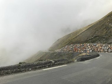 Pireneler doğa manzarası yol bisikletiyle ünlü geçitten