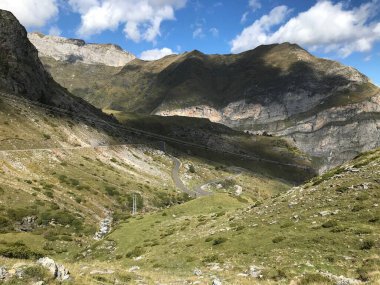 Pireneler doğa manzarası yol bisikletiyle ünlü geçitten