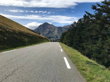 Pireneler doğa manzarası yol bisikletiyle ünlü geçitten