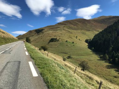 Pireneler doğa manzarası yol bisikletiyle ünlü geçitten