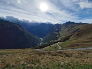 Pireneler doğa manzarası yol bisikletiyle ünlü geçitten