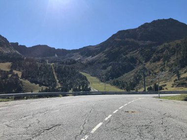 Pireneler doğa manzarası yol bisikletiyle ünlü geçitten