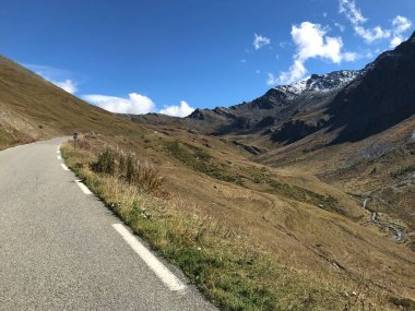 Pireneler doğa manzarası yol bisikletiyle ünlü geçitten