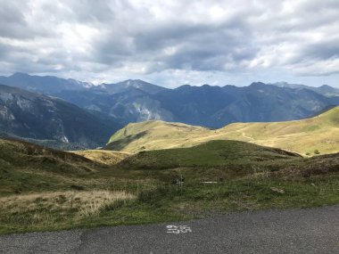 Pireneler doğadan bisikletle geçitten kadınsı geçitlere