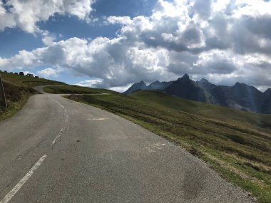 Pireneler doğadan bisikletle geçitten kadınsı geçitlere