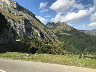 Pireneler doğadan bisikletle geçitten kadınsı geçitlere