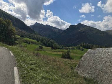 Pireneler doğadan bisikletle geçitten kadınsı geçitlere