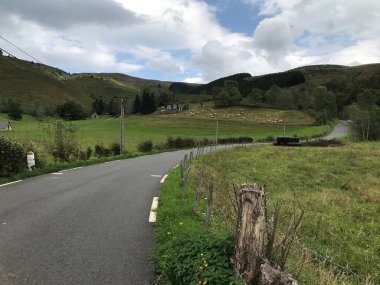 Pireneler doğadan bisikletle geçitten kadınsı geçitlere