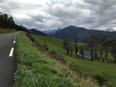 Pireneler doğadan bisikletle geçitten kadınsı geçitlere