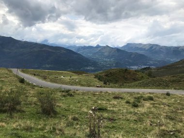 Pireneler doğadan bisikletle geçitten kadınsı geçitlere