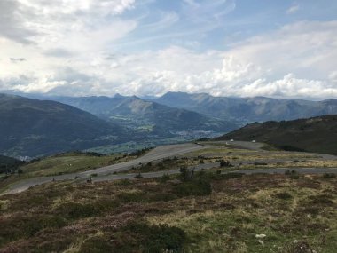 Pireneler doğadan bisikletle geçitten kadınsı geçitlere