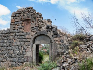 Ermenistan 'daki Hüsrov doğal parkında katran tapınağı harabesi