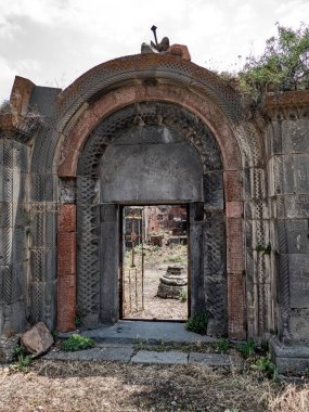 Ermenistan 'daki Hüsrov doğal parkında katran tapınağı harabesi