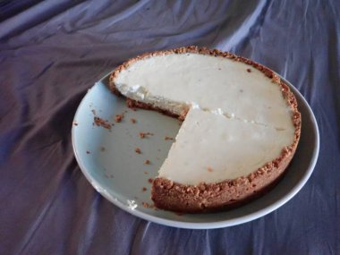 Tabakta taze pişmiş ev yapımı cheesecake. 
