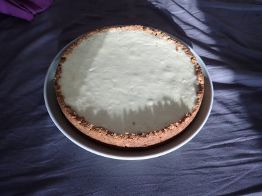 Tabakta taze pişmiş ev yapımı cheesecake. 