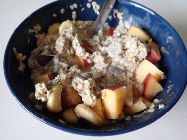 Kahvaltı için elmalı porsiyon yulaf lapası.