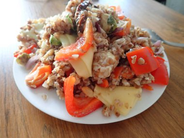 Sebzeli ve peynirli sağlıklı karabuğday salatası.  