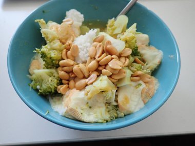 Fıstıklı brokoli sosu.