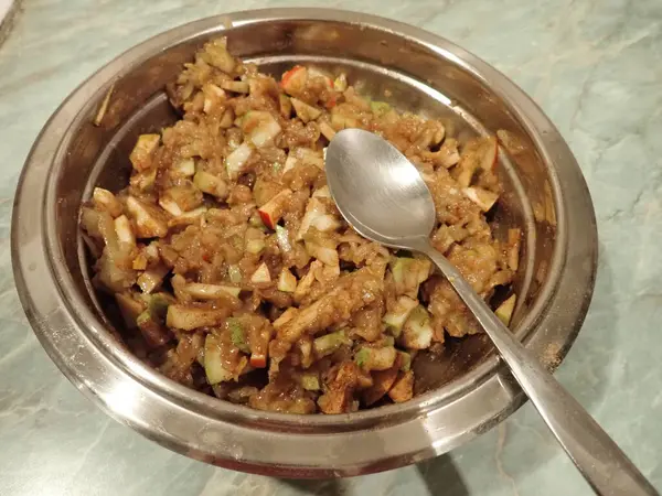 Mutfakta ev yapımı elmalı turta.