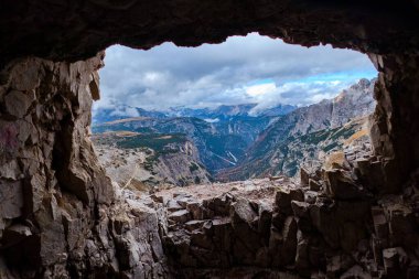 Batutiful sonbahar doğası ünlü kayalık dolomitler dağlarında