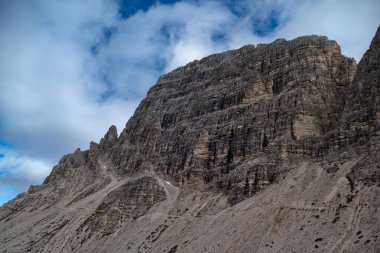 Batutiful sonbahar doğası ünlü kayalık dolomitler dağlarında