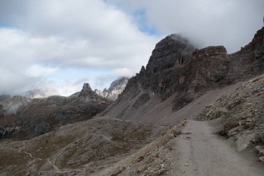 Batutiful sonbahar doğası ünlü kayalık dolomitler dağlarında