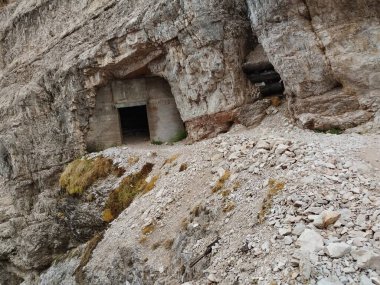 Batutiful sonbahar doğası ünlü kayalık dolomitler dağlarında