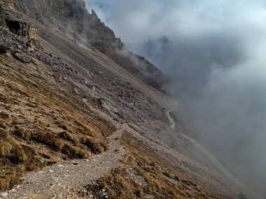 Batutiful sonbahar doğası ünlü kayalık dolomitler dağlarında