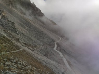 Batutiful sonbahar doğası ünlü kayalık dolomitler dağlarında