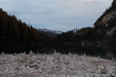 Batutiful sonbahar doğası ünlü kayalık dolomitler dağlarında