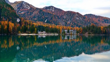 Batutiful sonbahar doğası ünlü kayalık dolomitler dağlarında