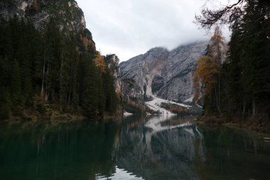 Batutiful sonbahar doğası ünlü kayalık dolomitler dağlarında