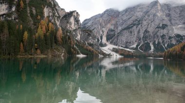 Batutiful sonbahar doğası ünlü kayalık dolomitler dağlarında