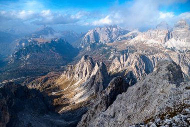 Batutiful sonbahar doğası ünlü kayalık dolomitler dağlarında