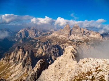 Batutiful sonbahar doğası ünlü kayalık dolomitler dağlarında