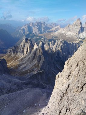 Batutiful sonbahar doğası ünlü kayalık dolomitler dağlarında
