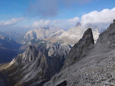 Batutiful sonbahar doğası ünlü kayalık dolomitler dağlarında