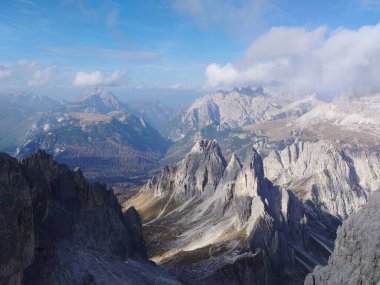 Batutiful sonbahar doğası ünlü kayalık dolomitler dağlarında