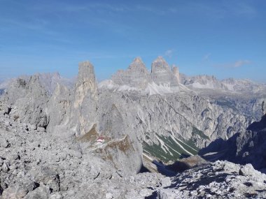Batutiful sonbahar doğası ünlü kayalık dolomitler dağlarında