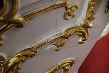 Tarihsel kapıdaki altın dekorayonun ayrıntıları