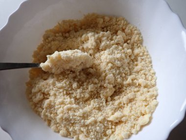 Ev yapımı kek için tatlı pasta hazırlıyorum.