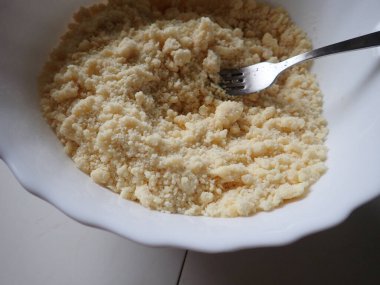 Ev yapımı kek için tatlı pasta hazırlıyorum.
