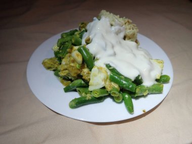 Tabakta sıcak karışık sebze salatası.