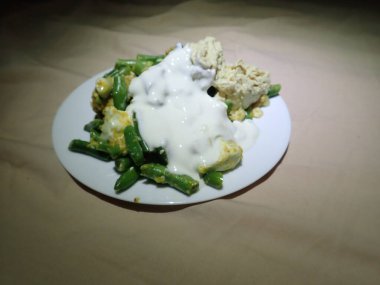 Tabakta sıcak karışık sebze salatası.