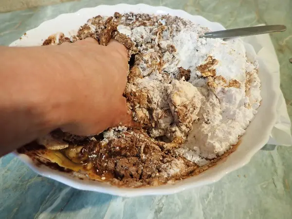 Ev yapımı kek için tatlı pasta hazırlıyorum.