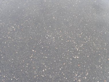 Islak asfalt yolda yağmurdan sonra kırılan çatlaklar