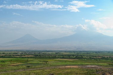 Ermenistan manastırından arararat dağ manzarası