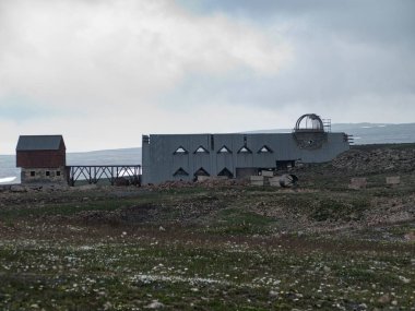 Ermenistan 'daki Kari Lich Gölü kıyısındaki eski terk edilmiş meteoroloji istasyonu.